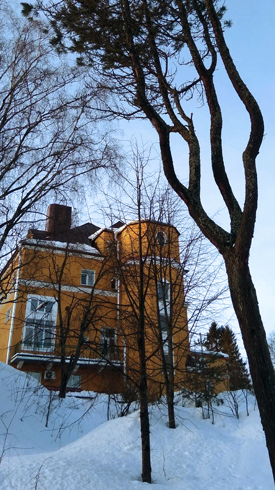 Фасад здания зимним утром